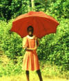 Africaine et parapluie